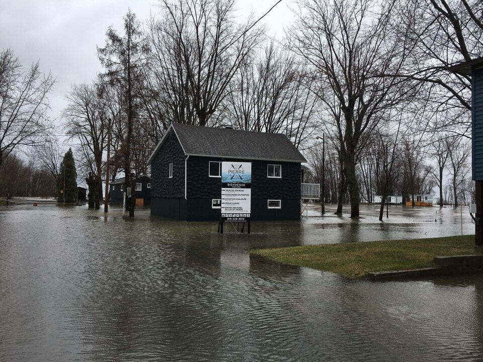 Une maison inondée à Louiseville.
