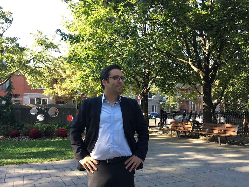 Robert Beaudry, candidat de Projet Montréal dans la circonscription de Saint-Jacques, dans un parc