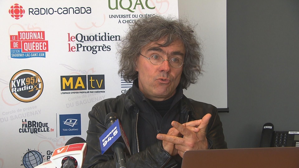 Robert Michaud répond à des questions devant le Cercle de presse du Saguenay.