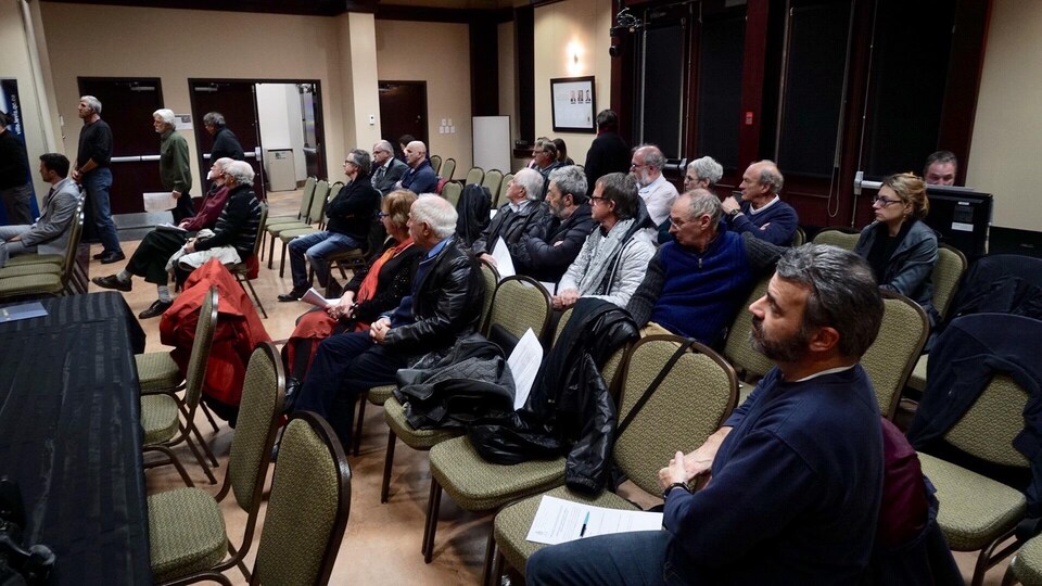 Une vingtaine de citoyens assistent à la séance extraordinaire du conseil municipal.