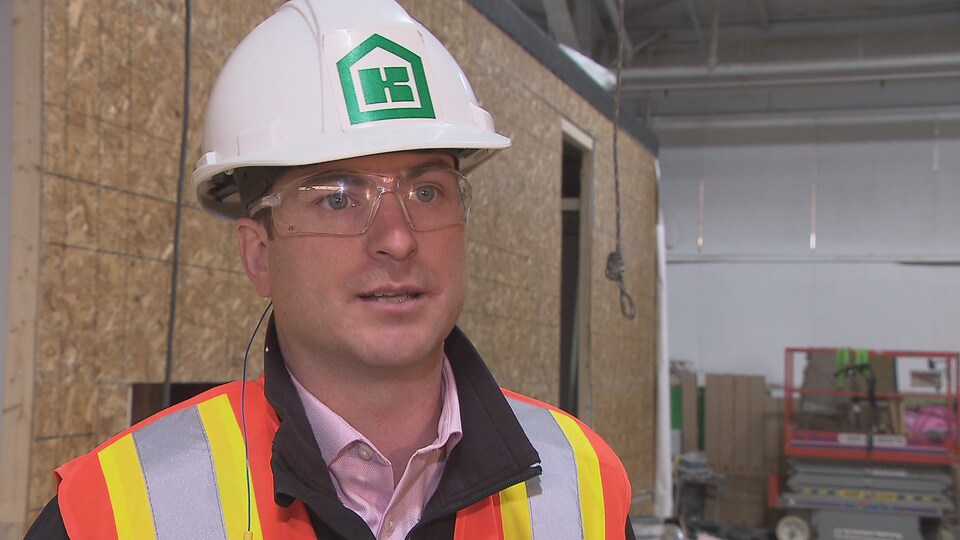 Roger Dupuis, directeur de l'exploitation chez Kent Homes, croit que ces jeunes pourraient devenir de futurs employés. 