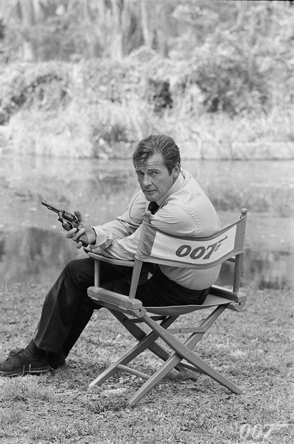 L'acteur Roger Moore sur un plateau de tournage.