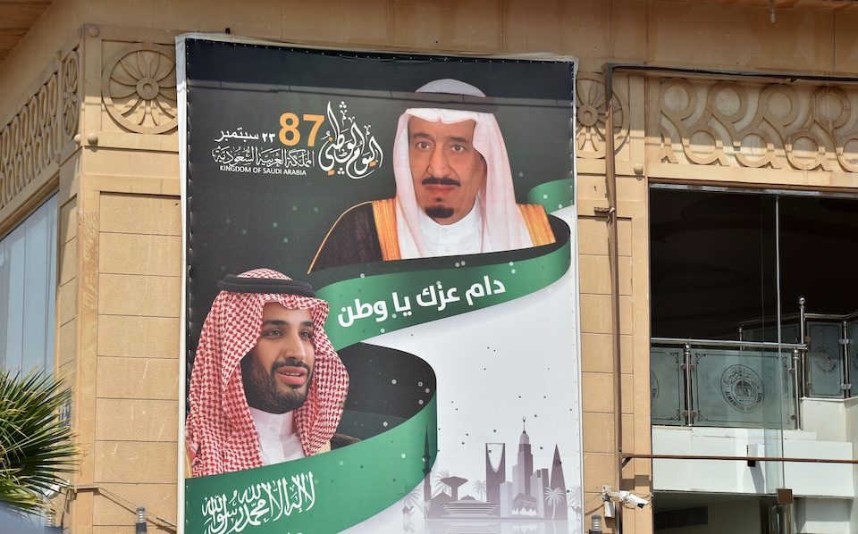 Une affiche du roi Salmane et de son fils sur le mur d'un immeuble à Riyad.
