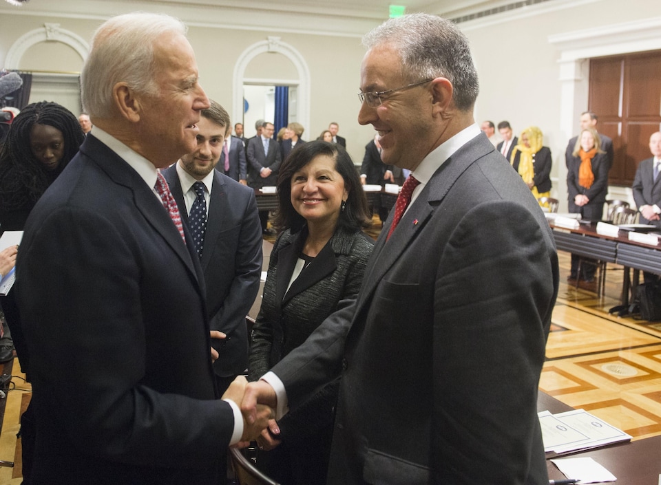 Ahmed Aboutaleb et l'ex-vice-président américain, Joe Biden, lors d'une conférence sur l'extrémisme violent à Washington, en 2015.