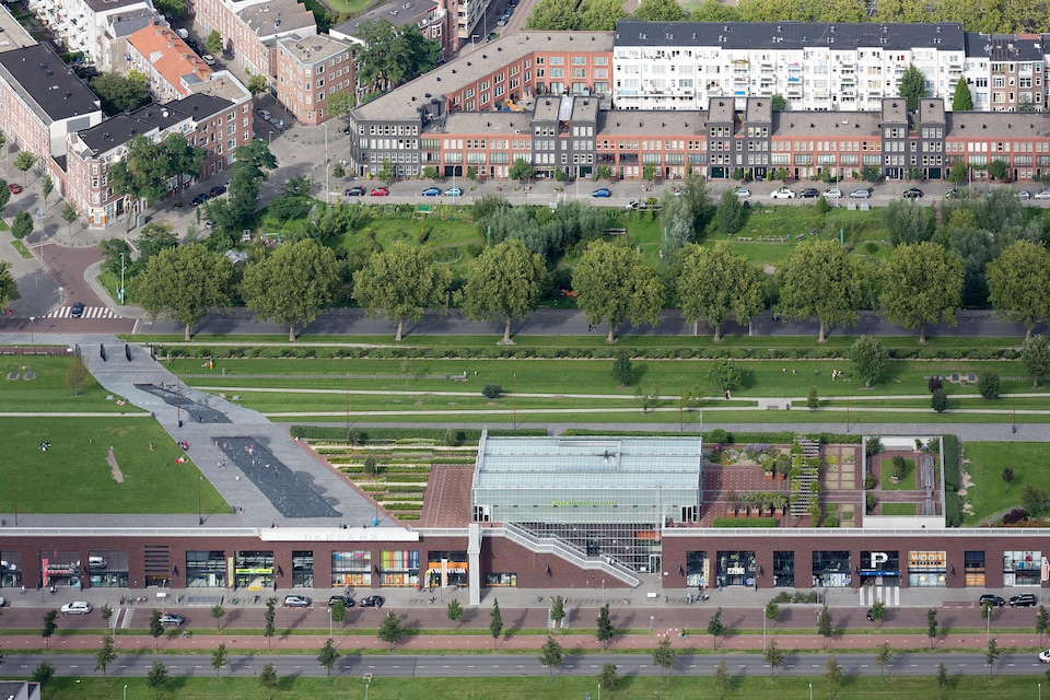 Le Dakpark, un parc construit sur le toit d'un centre commercial, le plus grand toit vert d'Europe. 