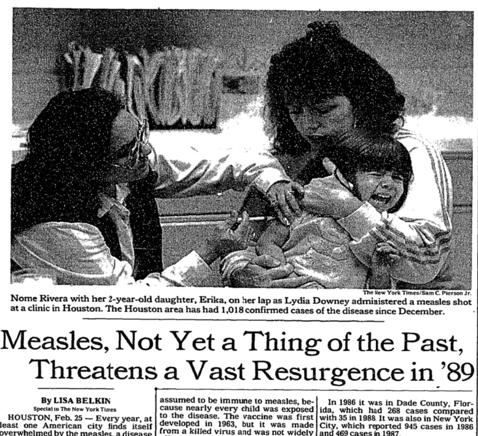 Image d'archive montrant une page du New York Times de février 1989. On voit la photo d'un enfant se faisant vacciner dans une clinique, avec sa mère. Le titre dit en anglais La rougeole n'est pas encore chose du passé, 1989 devrait voir une résurgence.