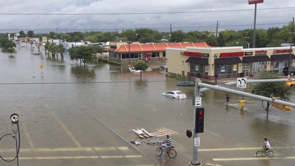 L'avenue West Bellfort à Houston est complètement inondée. 