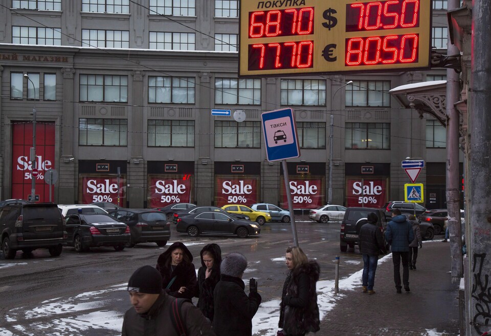 Des passants devant un magasin de Moscou (archives)