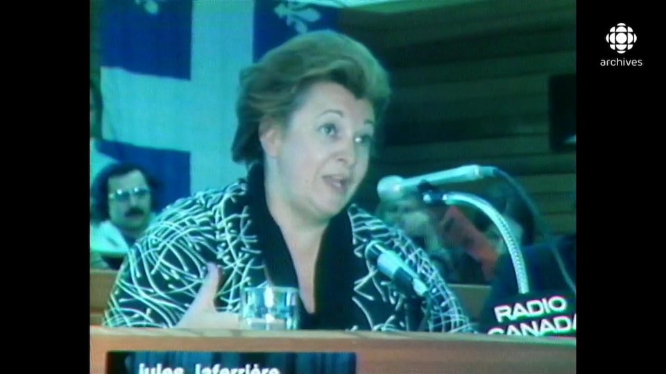 Lise Payette s'exprimant au micro, dont un identifié comme Radio-Canada