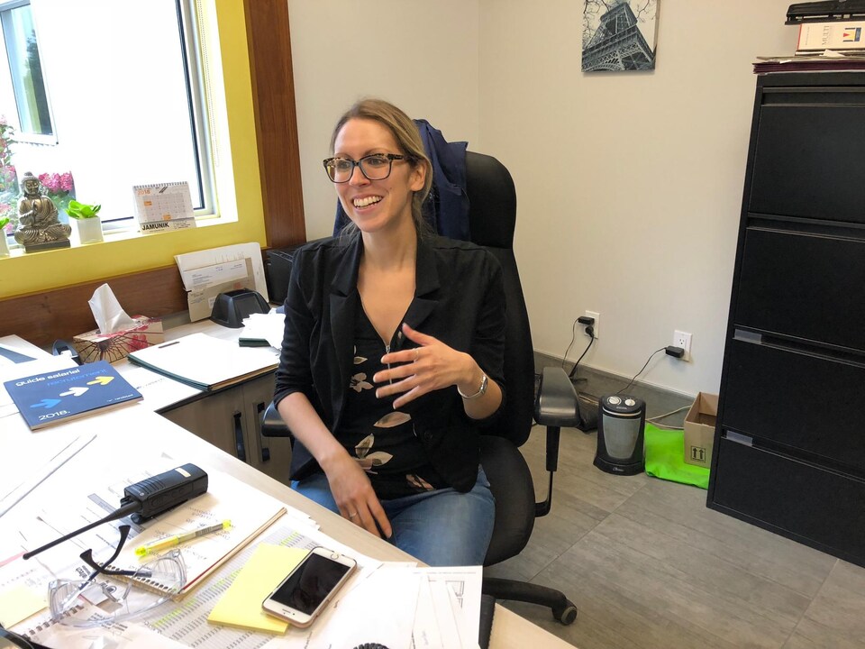 Sabrina Proulx-Latour dan son bureau.