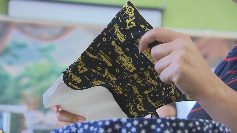 Des sacs à collation réutilisables, vus lors du premier Salon de la famille écoresponsable. Le sac est en tissu et doublé à l'intérieur. 