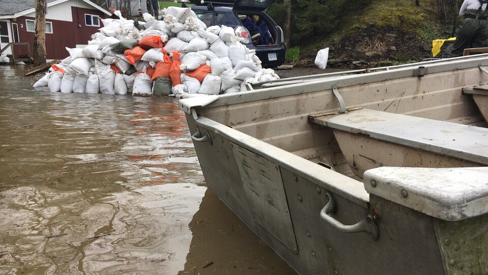 Des sacs de sable sont distribués le 6 mai 2017 à Clarence-Rockland.