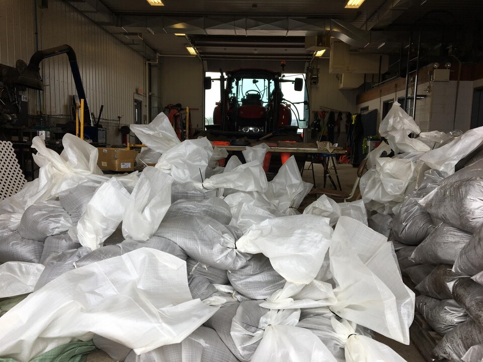 Des sacs de sable entassés dans le garage municipal de Chambord