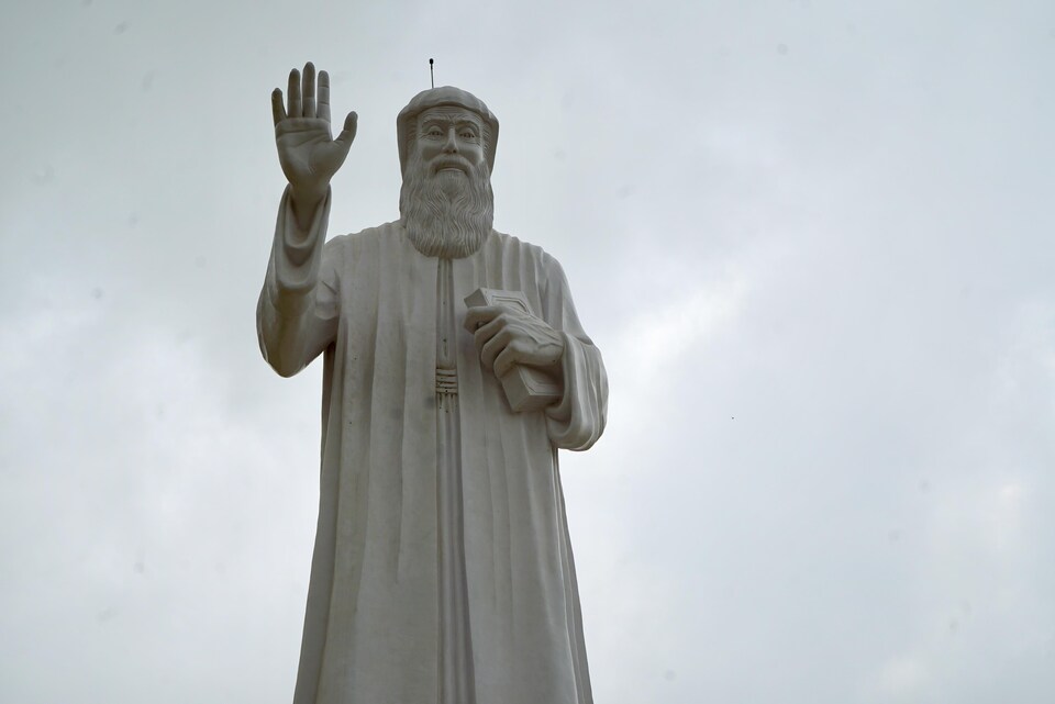 La statue de saint Charbel, au Liban.