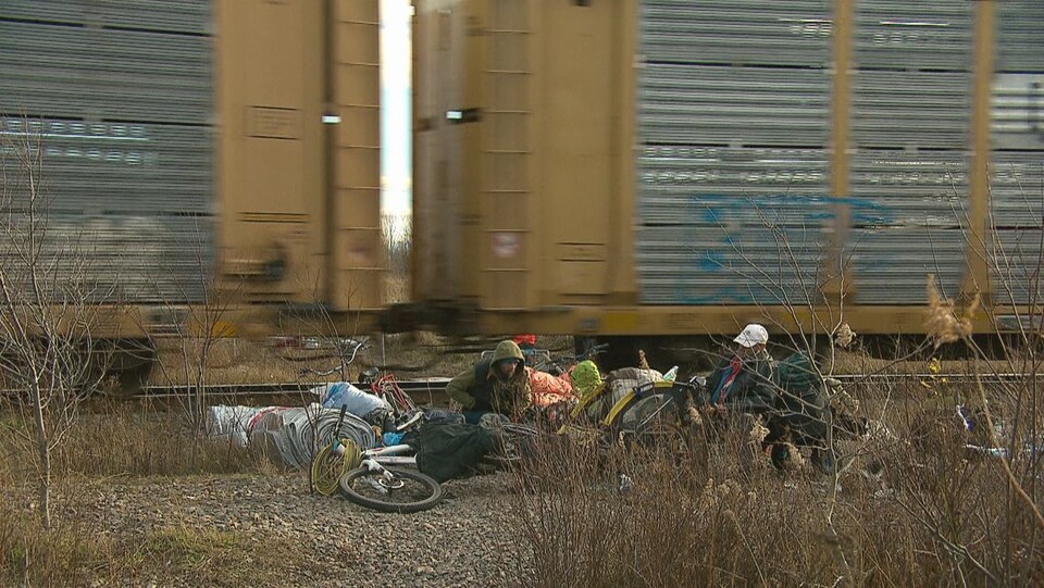 Une dizaine de sans-abri ont été délogés de leur campement au centre-ville de Moncton pour des raisons de sécurité.