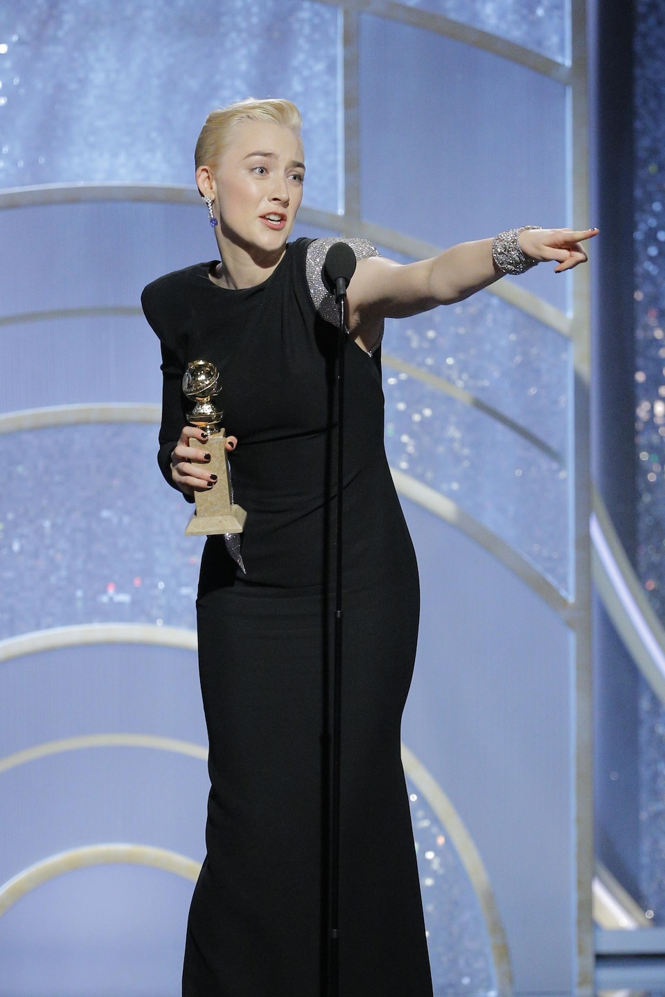 L'actrice Saoirse Ronan pointe quelqu'un du public pendant ses remerciements.
