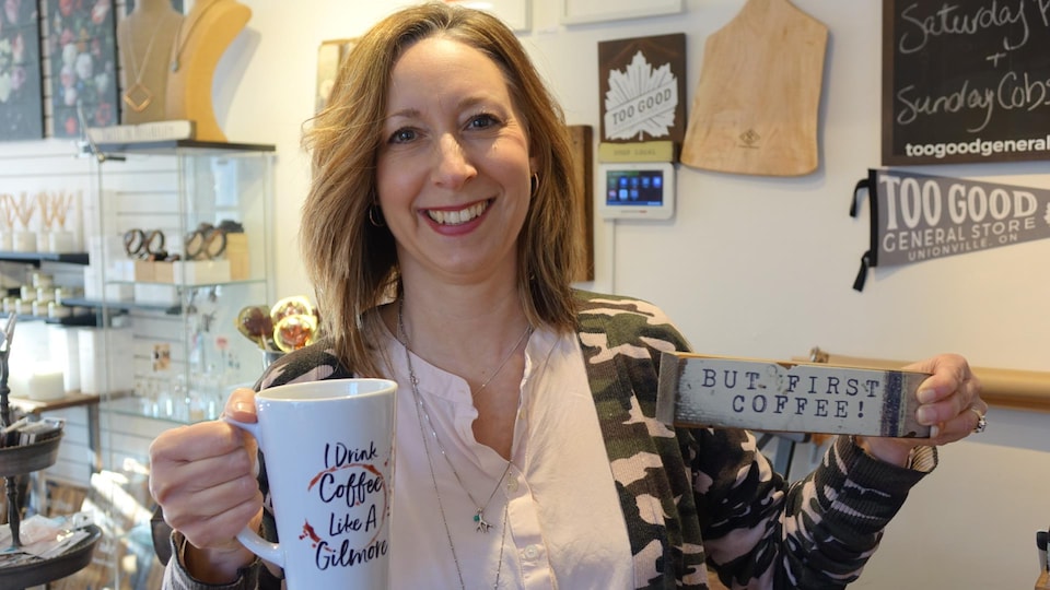Sarah Gratta vend des tasses sur lesquelles on peut lire : « Je bois du café comme une Gilmore ».