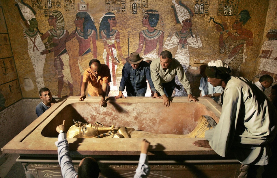 Une équipe retire Toutankhamon de son sarcophage dans la vallée des Rois en Égypte.