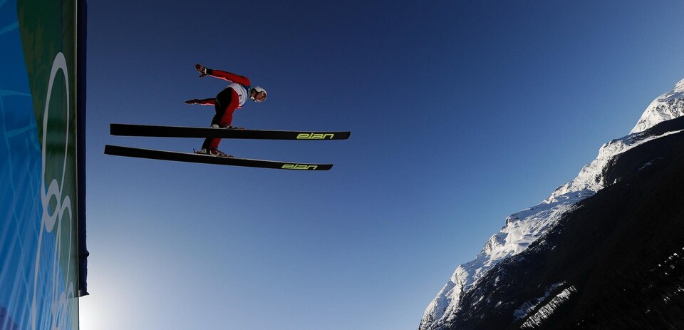 Un skieur qui saute à Whistler. 