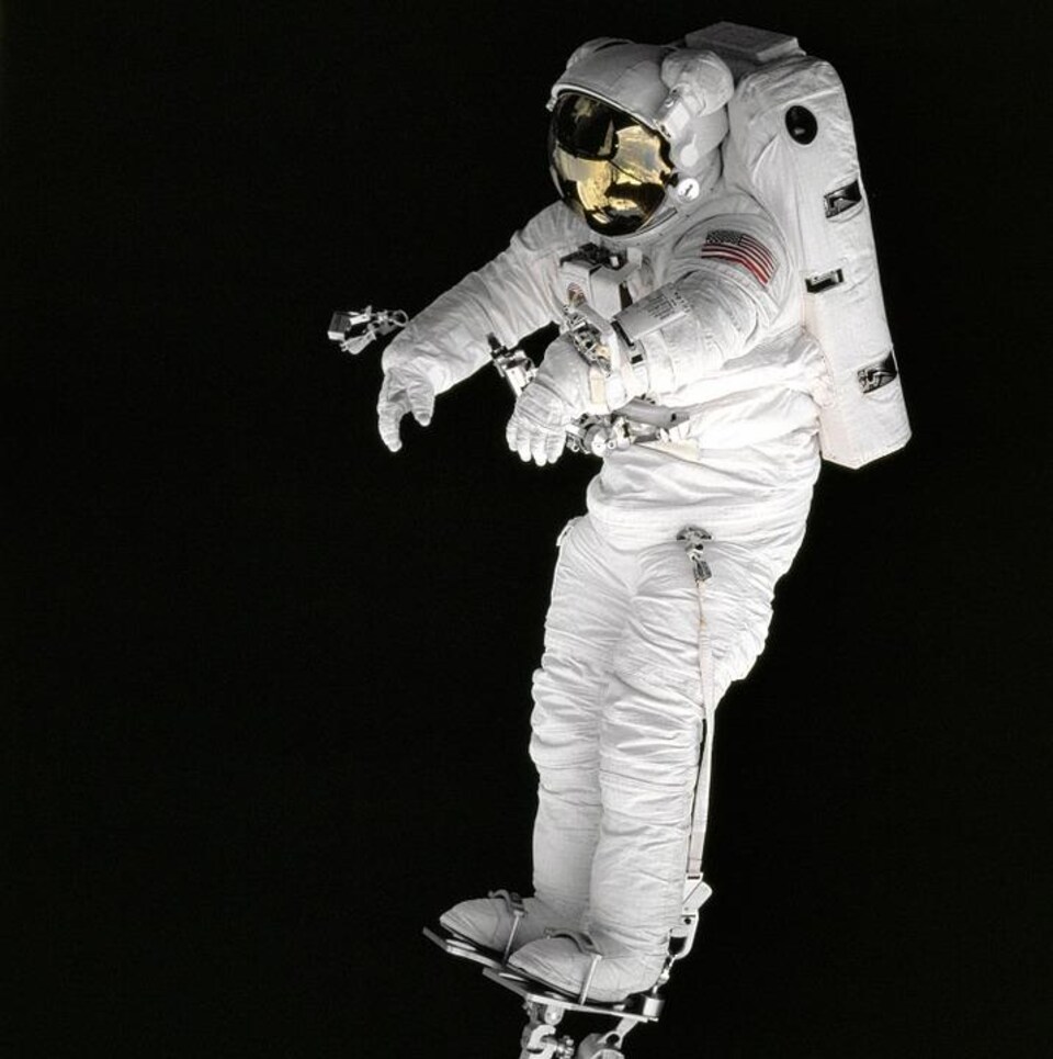 Les astronautes portent une combinaison étanche pour affronter des conditions d'environnement hostile qui prévalent au cours d'une sortie extravéhiculaire.