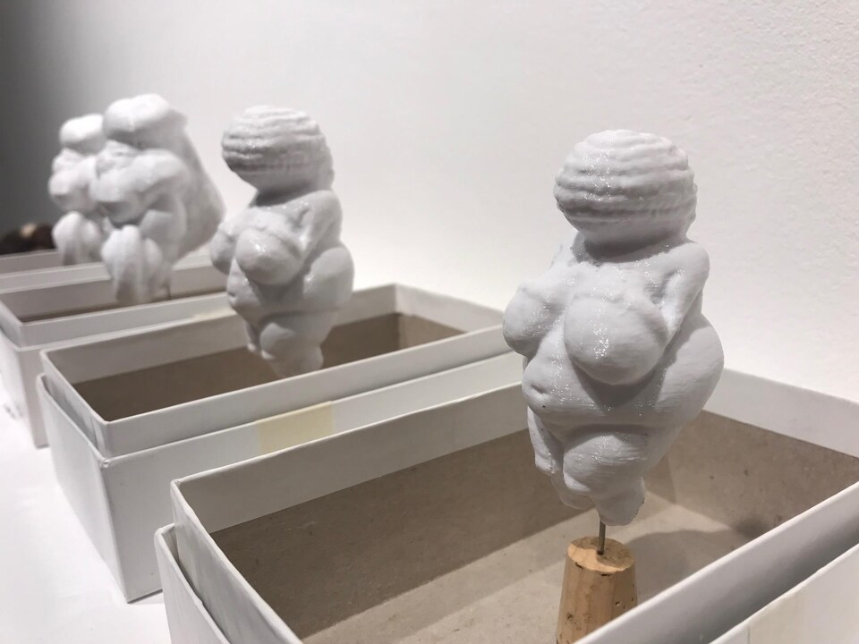 Quatre sculptures en 3D qui ont la forme embryon de poulet et d'une femme. 