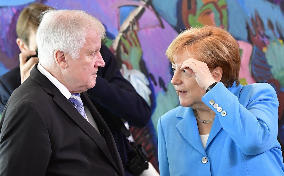 Angela Merkel parle avec Horst Seehofer.