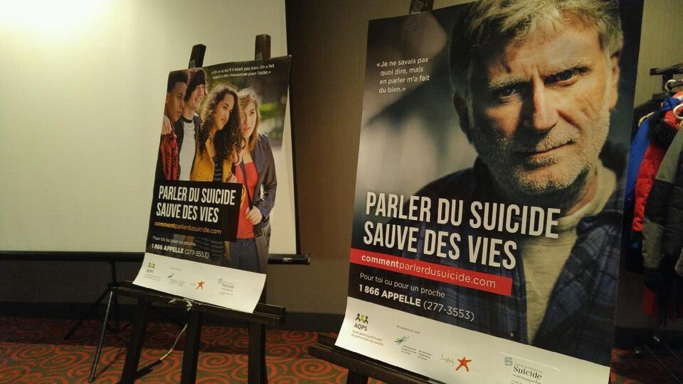 Des affiches thématiques de la 28e édition de la semaine de prévention du suicide sur lesquelles on peut lire « Parler sauve des vies ».
