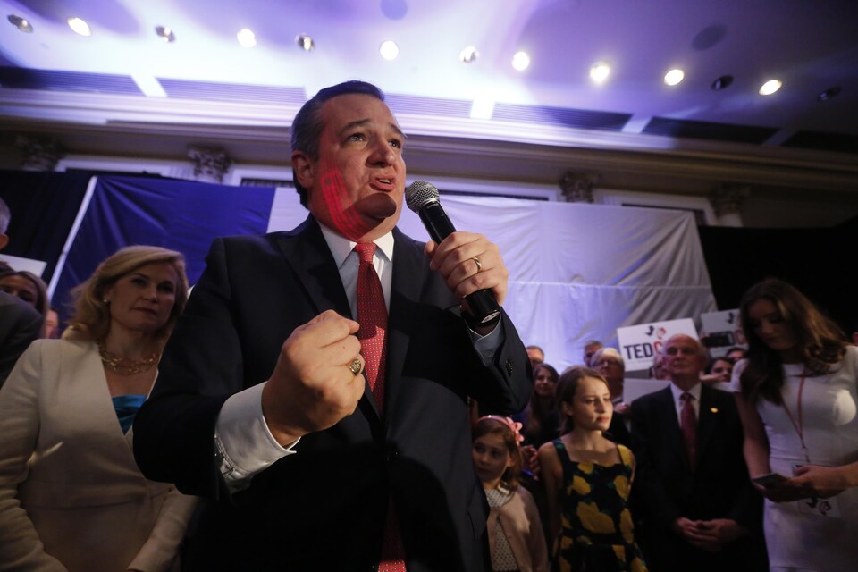 Ted Cruz s'adresse à ses partisans, le micro à la main.