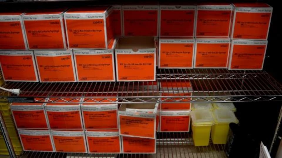 Des boîtes de seringues entreposées à la clinique d'injection supervisée Overdose Prevention Society à Vancouver