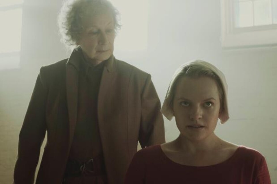 Elisabeth en nonne rouge écarlate et Margaret Atwood dans un costume.