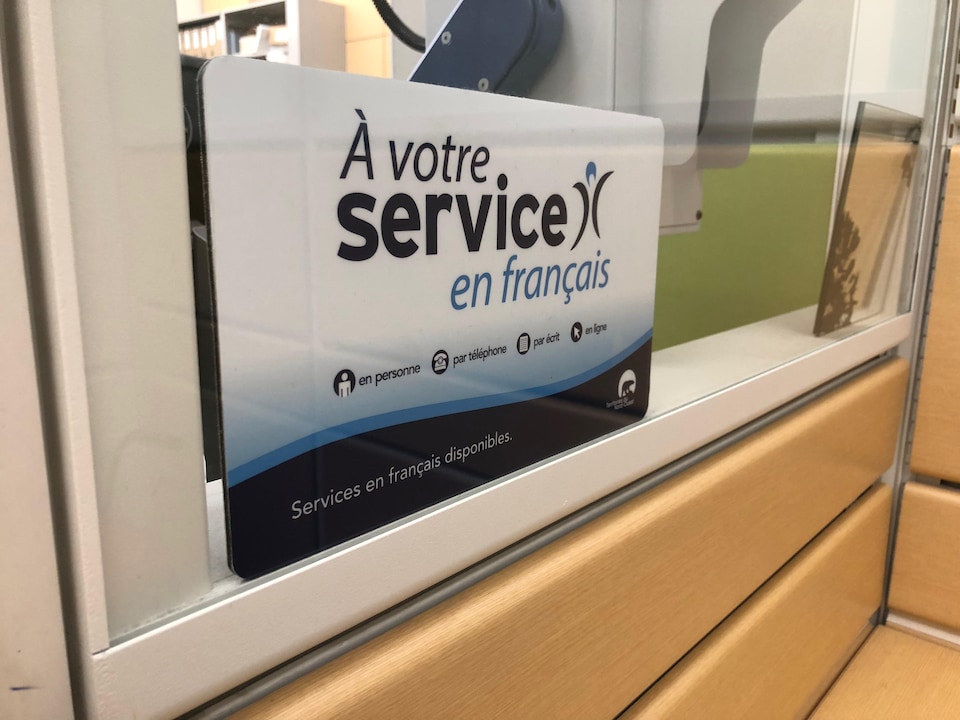 Une pancarte offre un service en français. 
