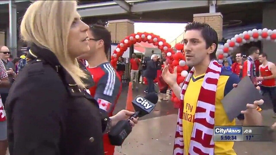 Shauna Hunt en reportage à Toronto lors d'un match de soccer.