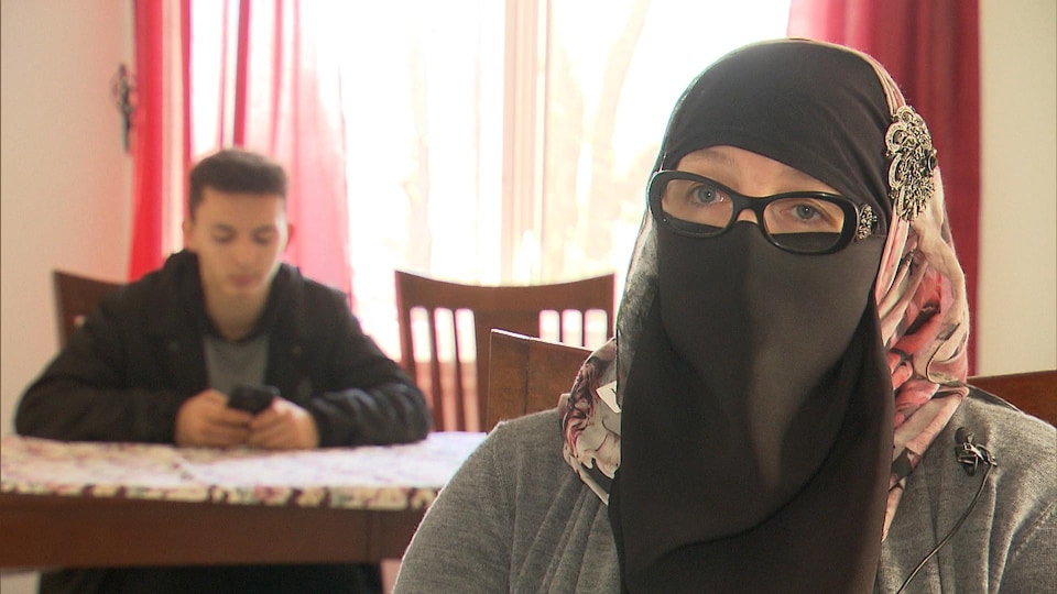 Une femme portant le niqab et qui se nomme Shelli.