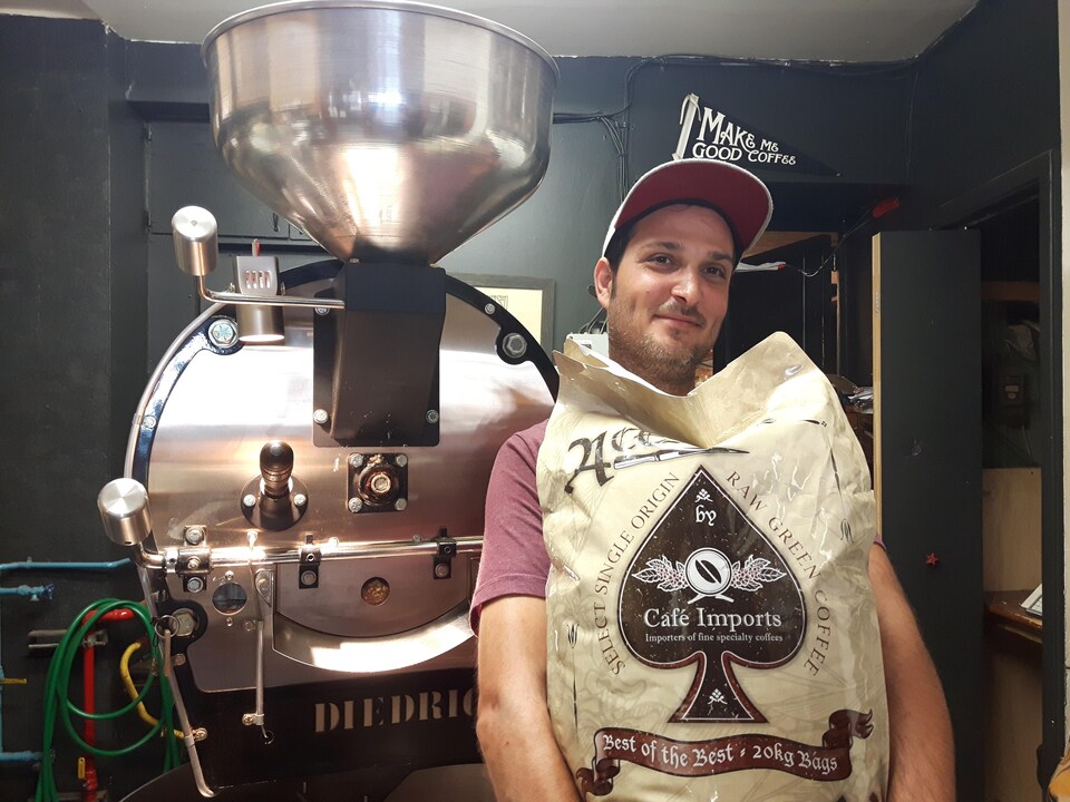 Simon Fabi, propriétaire du café Cantook à Québec, a récemment acheté des grains de café à 30 $ US la livre.