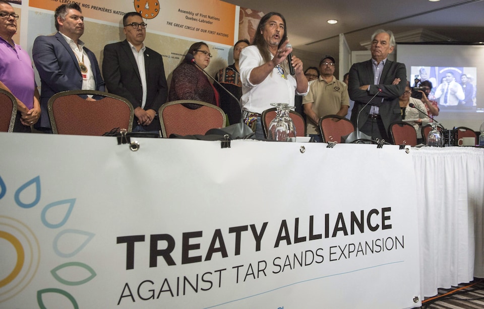 À l'avant-plan, le chef de Kanesatake, Serge Simon, et le chef de l'Assemblée des Premières Nations du Québec et du Labrador (APNQL), Ghislain Picard, lors de la signature du traité d'alliance contre les sables bitumineux, en septembre 2016.