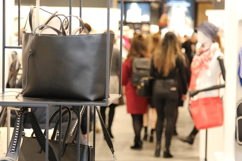 Intérieur du magasin dans la section des sacs à main.