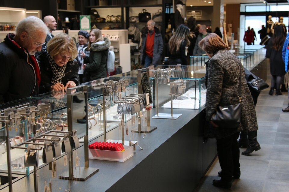 Comptoir de bijoux du magasin Simons aux Galeries de la Capitale.