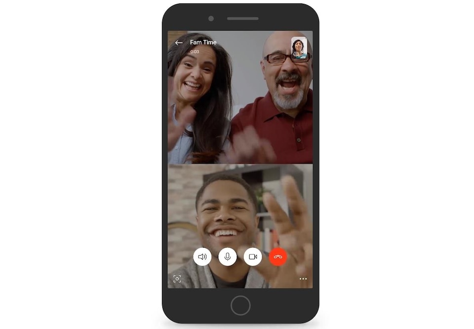 Des gens ont une conversation vidéo sur un téléphone intelligent.