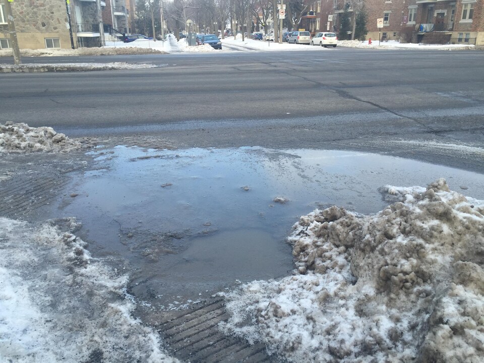 Le gel et le dégel causent trop souvent d'énormes flaques d'eau et de gadoue aux intersections. 