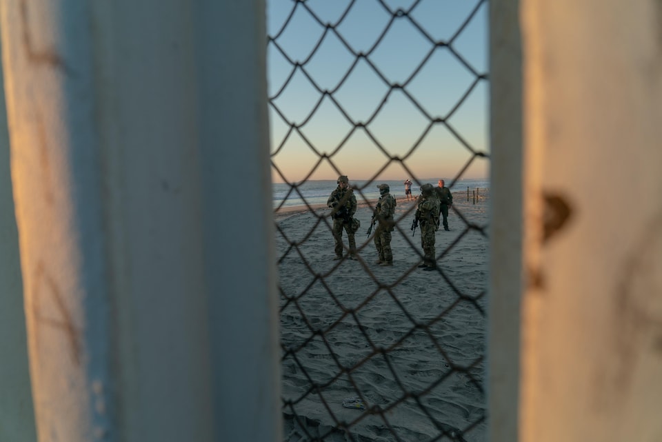 Des soldats américains surveillent la plage à la frontière entre les États-Unis et le Mexique.