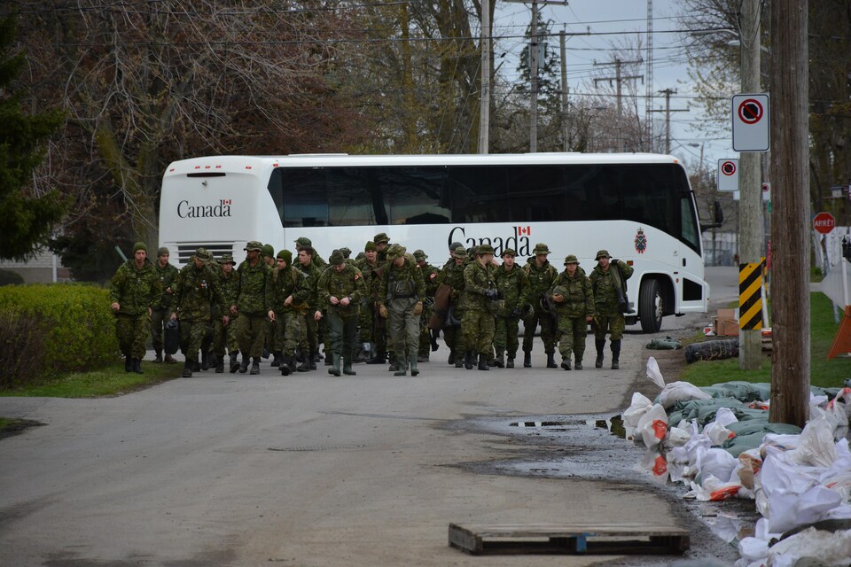Des soldats sont déployés pour venir en aide aux sinistrés des inondations à Pierrefonds.