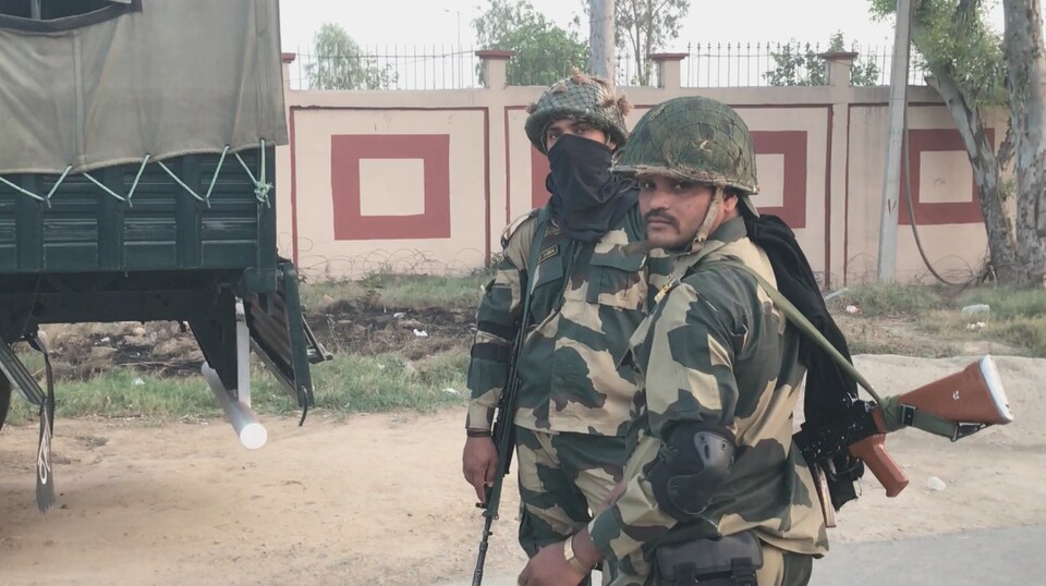 Soldats indiens au poste frontalier de Wagah.