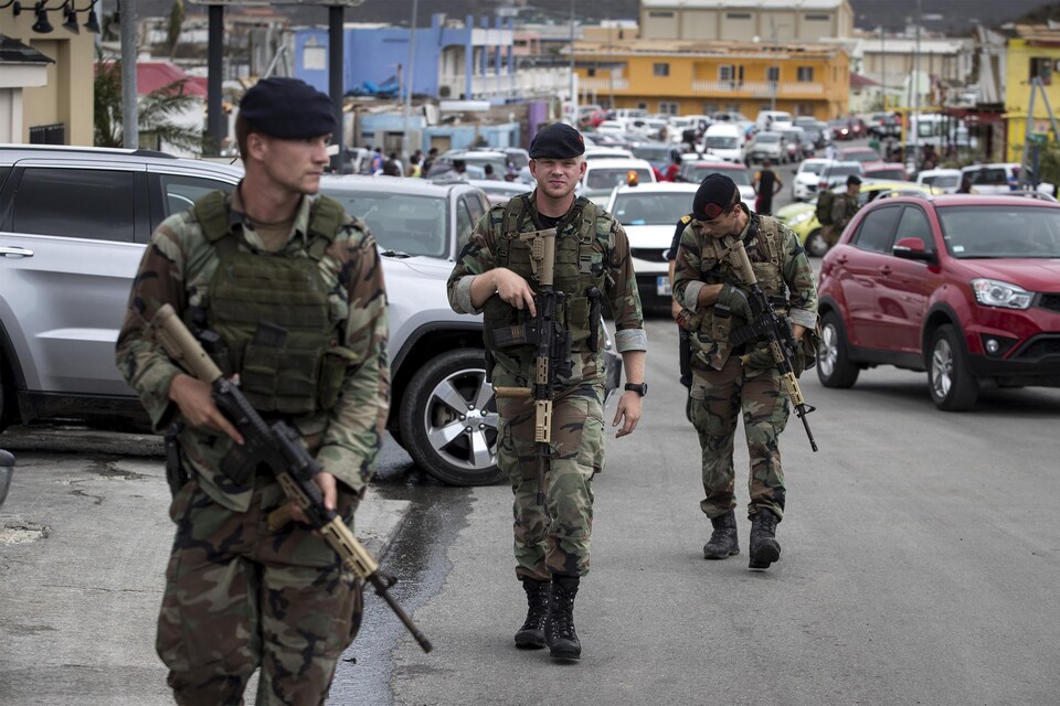Des soldats patrouillent les rues de la partie néerlandaise de l'île de Saint-Martin.