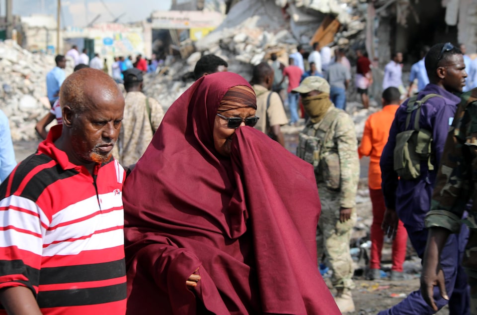 Une Somalienne pleure sur le lieu du double attentat à Mogadiscio.