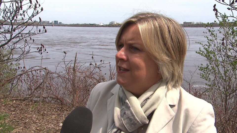 Sophie Roux, vice-présidente affaires publiques du Port de Montréal, devant le fleuve Saint-Laurent