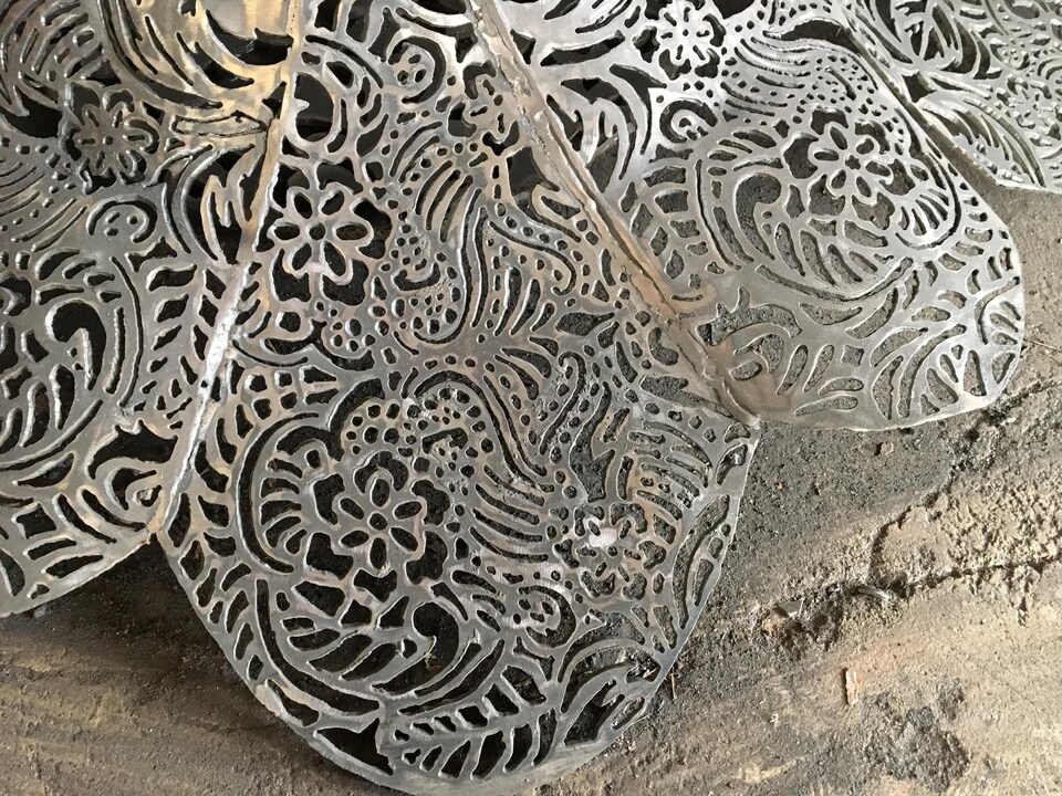 Une sculpture de métal vue de près.