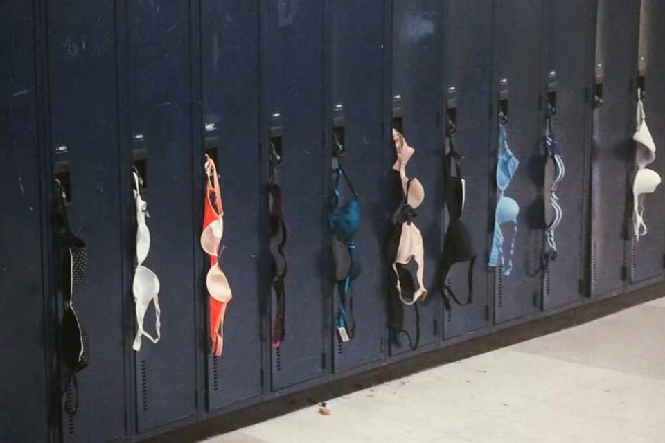 En 2016, des élèves de l'école secondaire Robert-Gravel, à Montréal, avaient manifesté contre l'imposition du port de sous-vêtements en accrochant leurs brassières aux casiers.