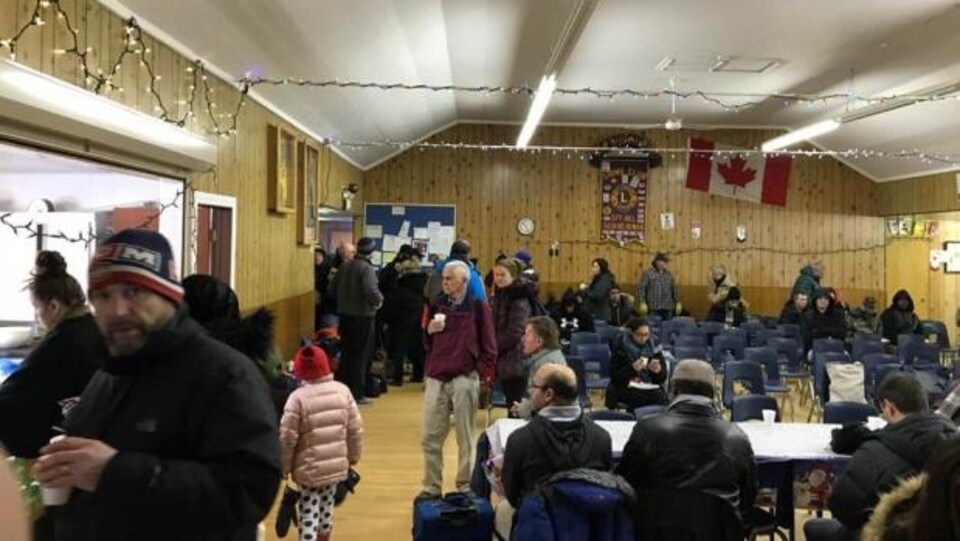 Les passagers ont pu se réchauffer et se nourrir dans le centre communautaire de Spy Hill, dans l'est de la Saskatchewan.