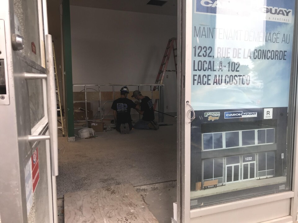 Des ouvriers s'affairent dans une future succursale de la Société québécoise du cannabis à Lévis