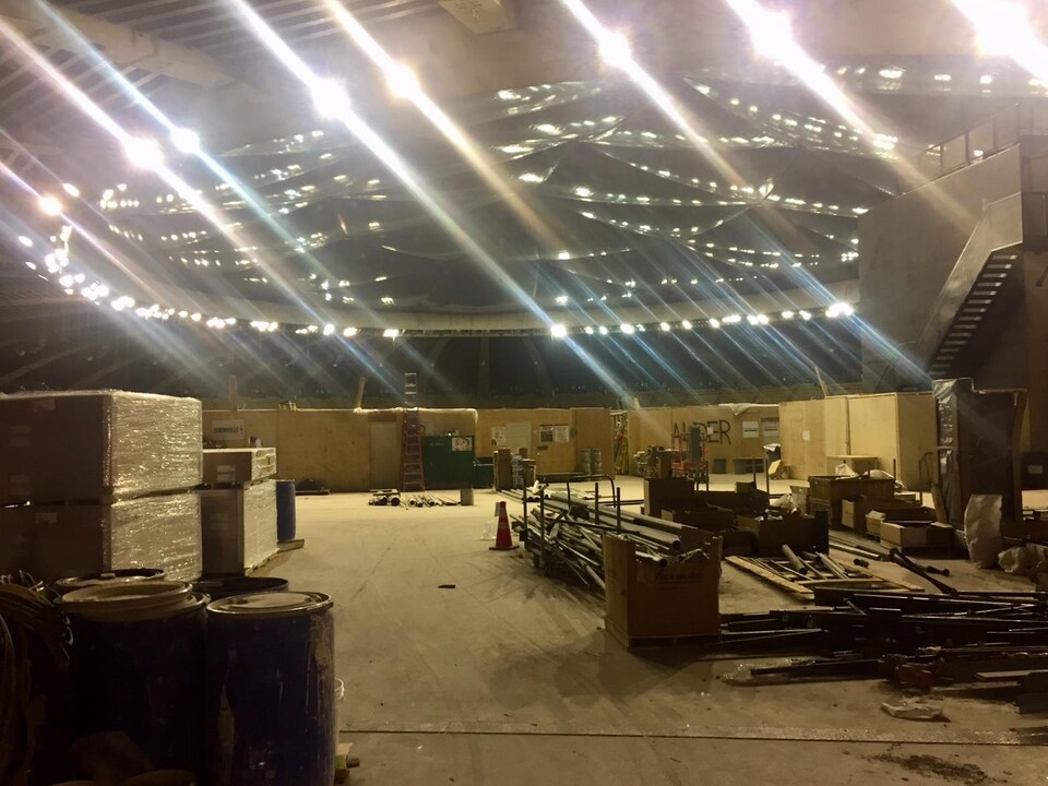 Un chantier à l'intérieur du stade.